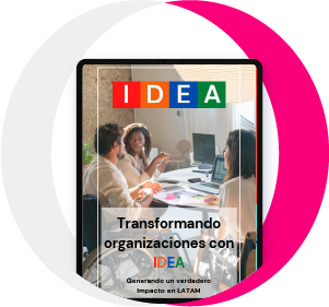 Se muestra una imagen de personas con y sin discapacidad laborando dentro de una oficina. Encima de la imagen se muestra el texto: IDEA transformando tu organización con idea. Generando un verdadero impacto en LATAM.