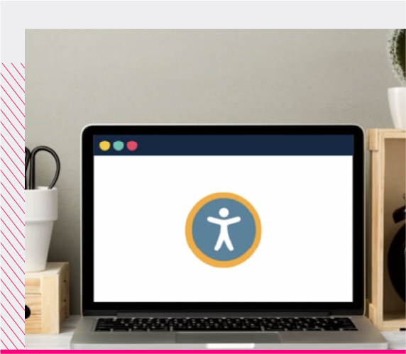 Computadora en un escritorio con libros y material de oficina, dentro de la pantalla se muestra iconos que representa un sitio web y adentro se muestra el símbolo de accesibilidad similar al de la OMS.