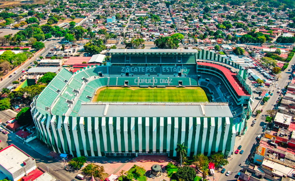 The image shows a football stadium in a panoramic view. The grass-covered field and, in the stands, a legend that says: ZACATEPEC, ESTADIO CORUCO DÍAZ.